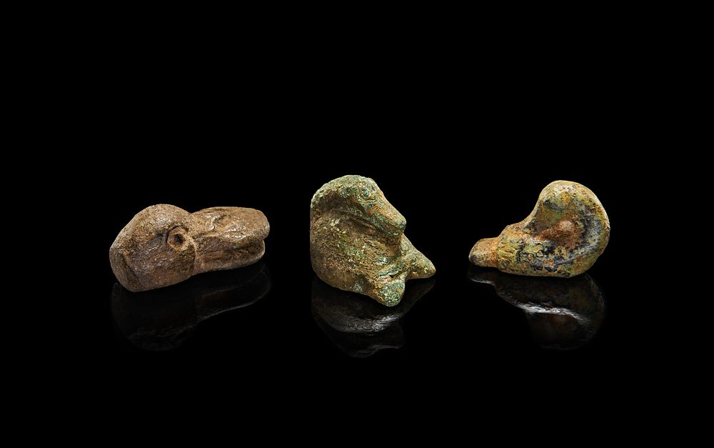 Lot 89: A GROUP OF BRONZE SEATED DUCKS, CIRCA 400 B.C