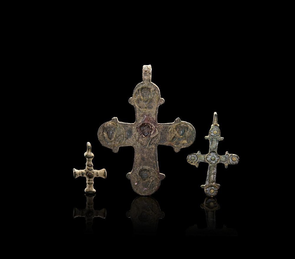 Lot 90: A GROUP OF BRONZE BYZANTINE CROSS PENDANTS, CIRCA 600 - 800 A.D