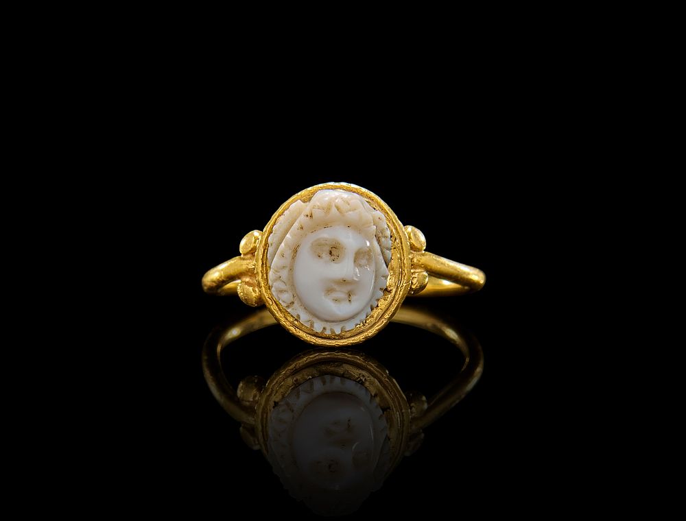 Lot 91: A CAMEO GOLD RING WITH MEDUSA HEAD, CIRCA 1ST - 2ND CENTURY A.D