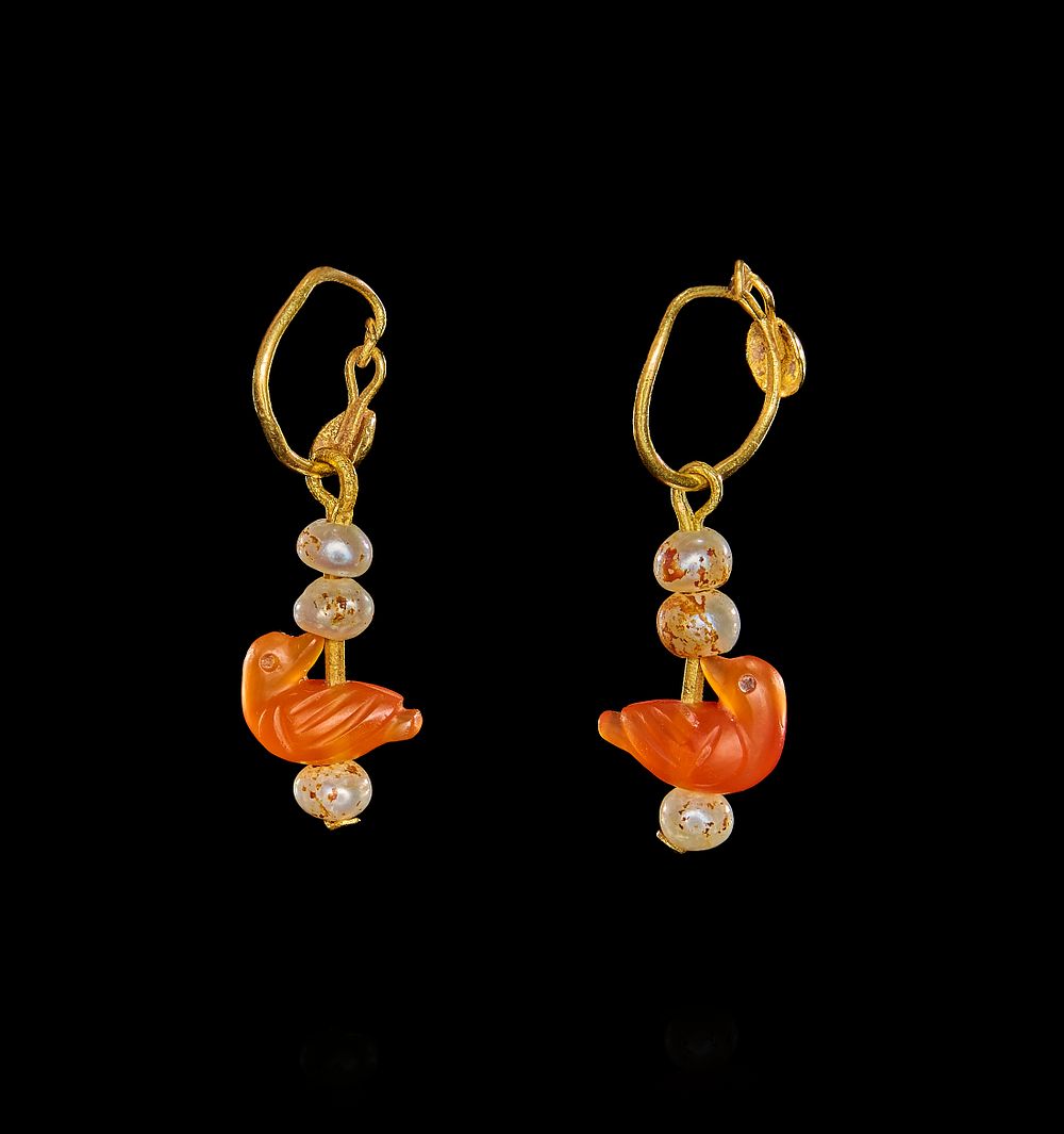 Lot 93: A PAIR OF GOLD AND AGATE EARRINGS, LATE EASTERN ROMAN, CIRCA 3RD - 4TH CENTURY A.D