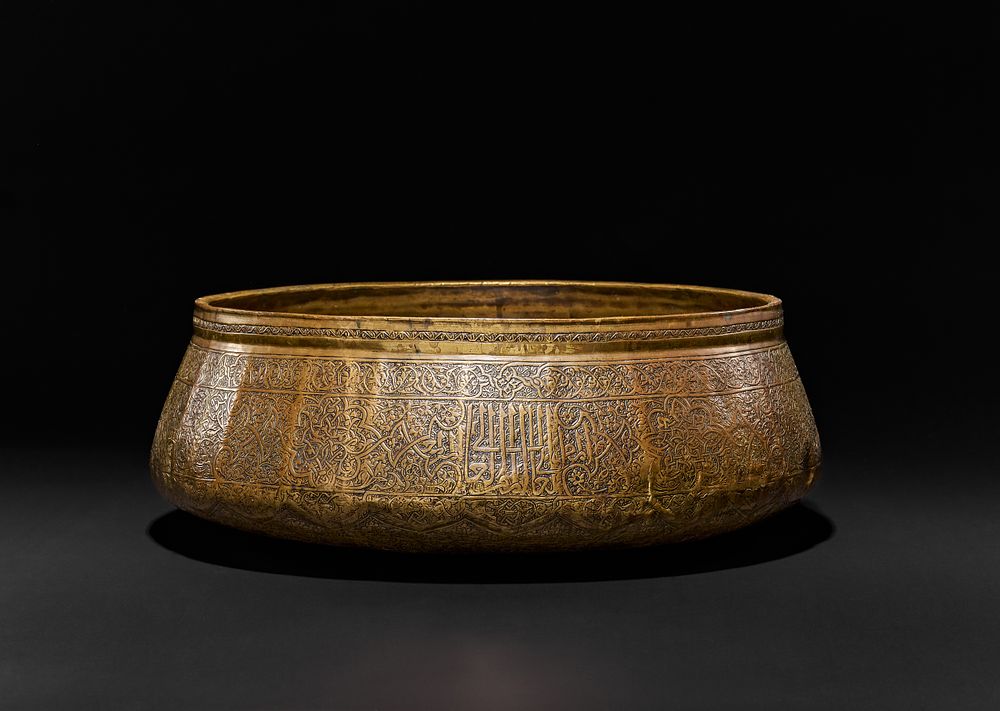 Lot 149: A RARE MAMLUK ENGRAVED BRASS BASIN FROM THE REIGN OF SULTAN QAITBAY, EGYPT, LATE 15TH CENTURY