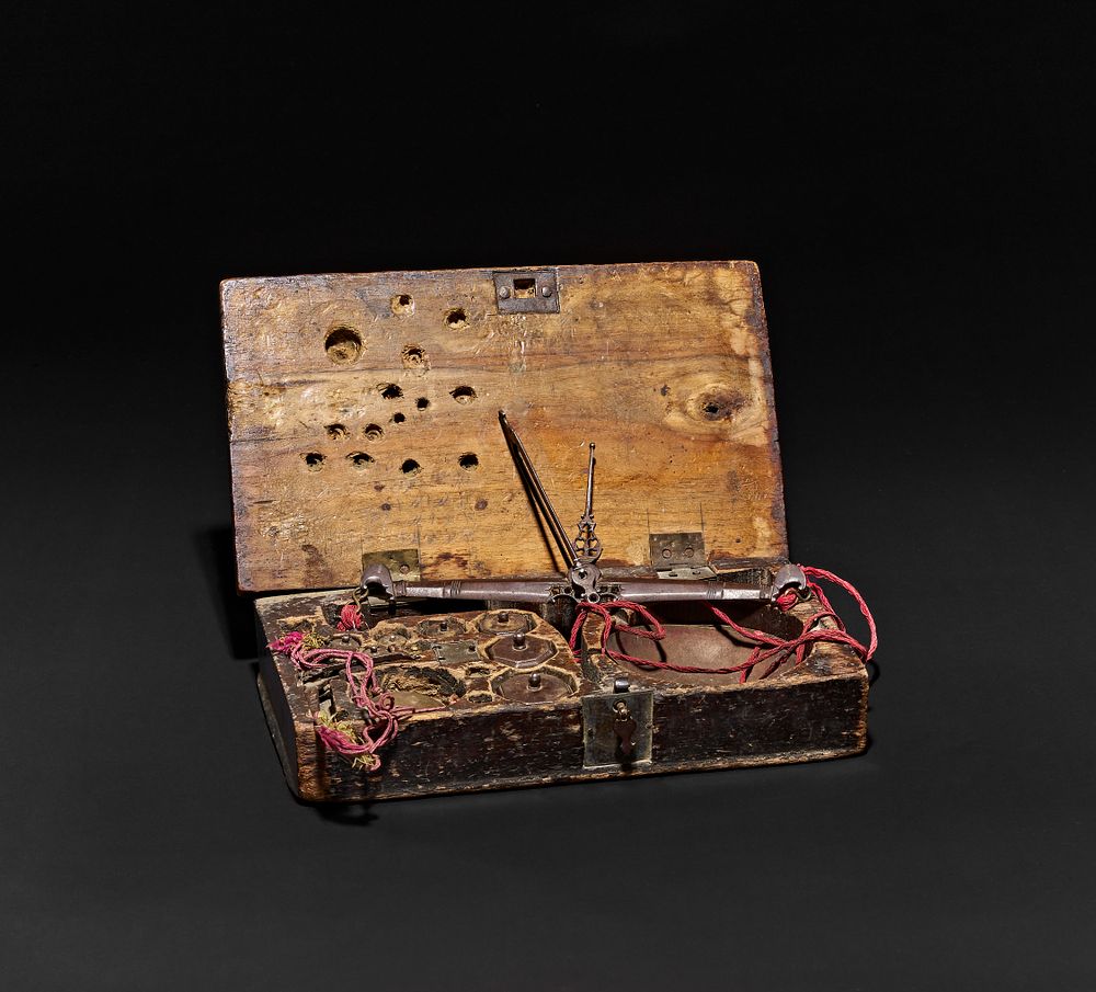 Lot 276: A COMPLETE QAJAR SCALE SET BOX, POSSIBLY BY HASHIM, ISFAHAN, 19TH CENTURY