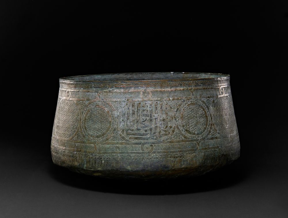 Lot 151: A RARE LARGE MAMLUK TINNED COPPER BASIN, SYRIA, 16TH CENTURY