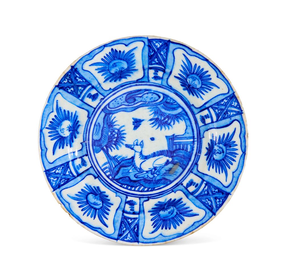 Lot 308: A BLUE AND WHITE CRACK WARE CERAMIC DISH, PERSIA, 18TH - 19TH CENTURY