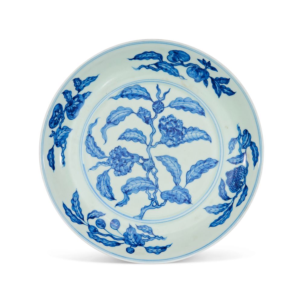Lot 311: A FLORAL DESIGN BLUE AND WHITE CHINESE DISH, MING DYNASTY