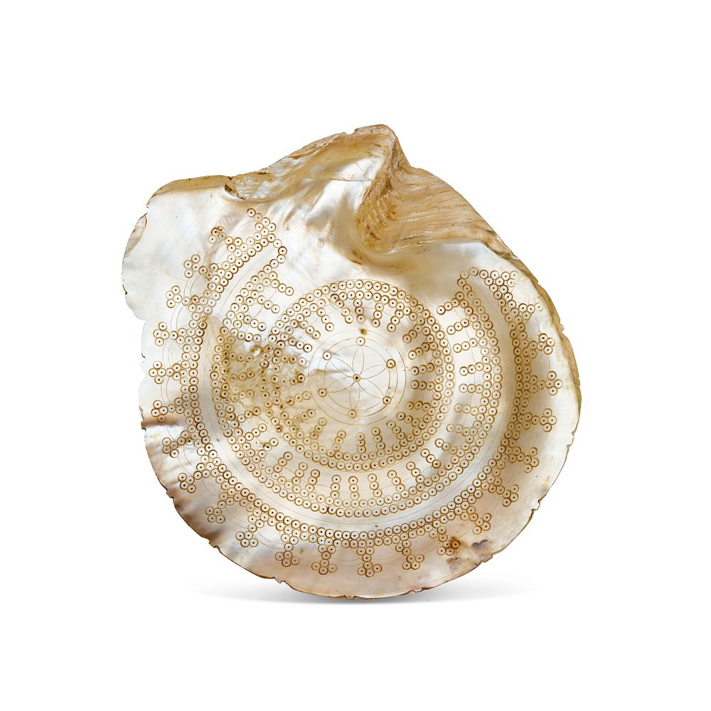 Lot 355: A LARGE ENGRAVED MOTHER OF PEARL SHELL, 18TH - 19TH CENTURY