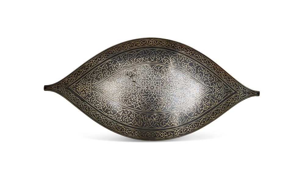Lot 197: A LARGE SILVER INLAID BELT BUCKLE, SOUTHEAST ASIA, 19TH CENTURY