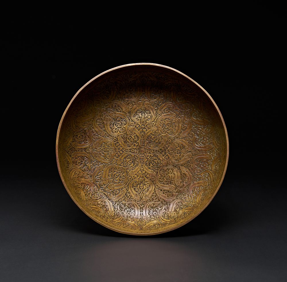 Lot 159: AN ENGRAVED INDIAN BRASS BOWL WITH FISH DECORATION AND CALLIGRAPHY, LUCKNOW OR KASHMIR, 19TH CENTURY
