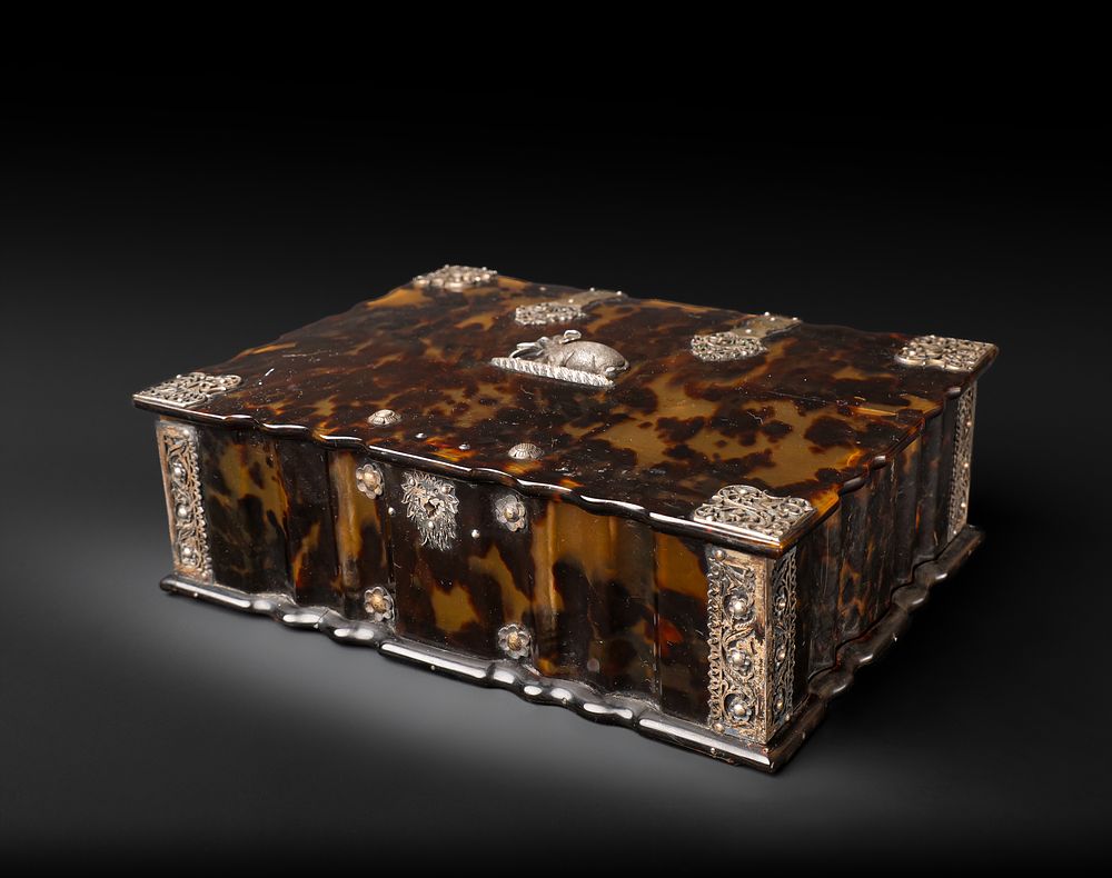 Lot 162: A TORTOISESHELL BOX WITH SILVER MOUNTS, DUTCH COLONIAL SRI LANKA, 18TH CENTURY