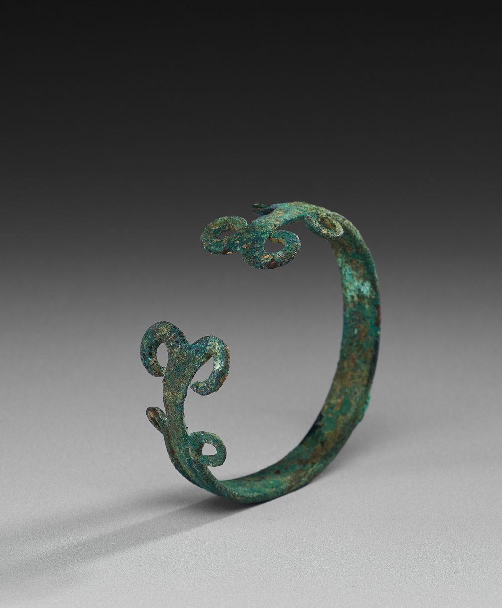 Lot 220: ANCIENT BRONZE BANGLE, AMLASH PERIOD, 1ST MILLENNIUM B.C.