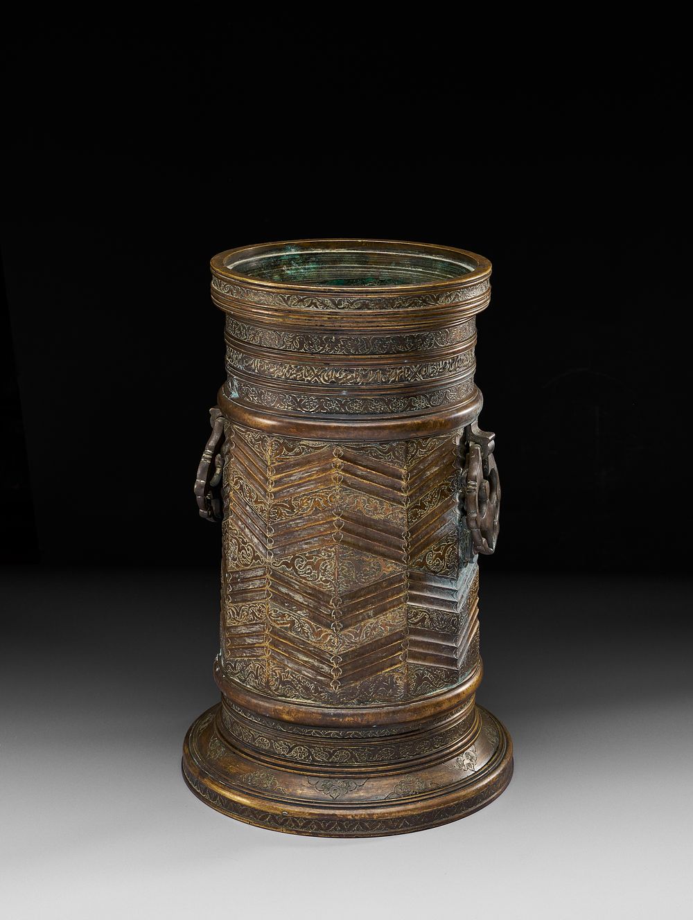 Lot 152: A LARGE ENGRAVED BRASS AND SILVER INLAID TORCH STAND, 19TH - 20TH CENTURY