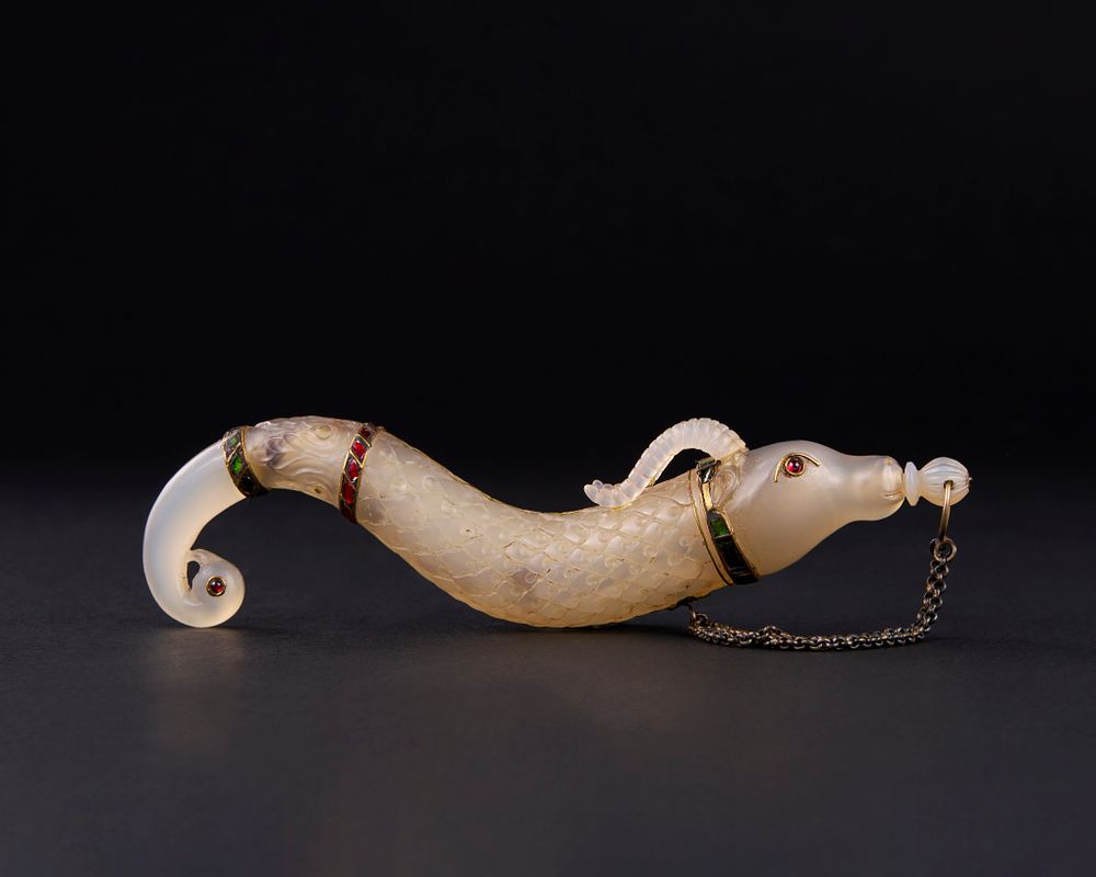 Lot 205: A MUGHAL WHITE JADE GEM SET POWDER FLASK, 19TH CENTURY, INDIA