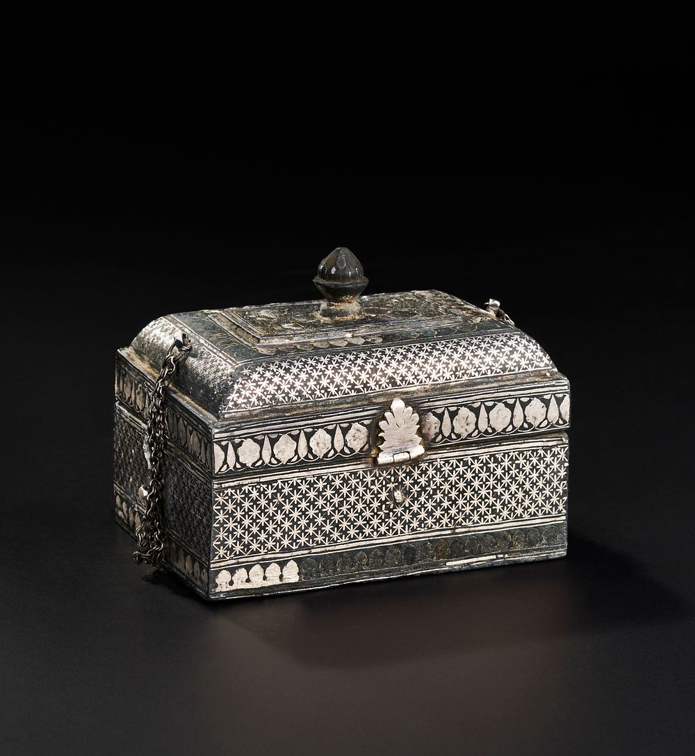 Lot 163: A 19TH CENTURY INDIAN BIDRI PANDAN BOX