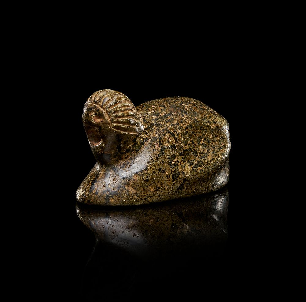 Lot 241: AN SEATED ANIMAL IN SCHIST STONE, ANCIENT STYLE, 1ST MILLENNIUM B.C