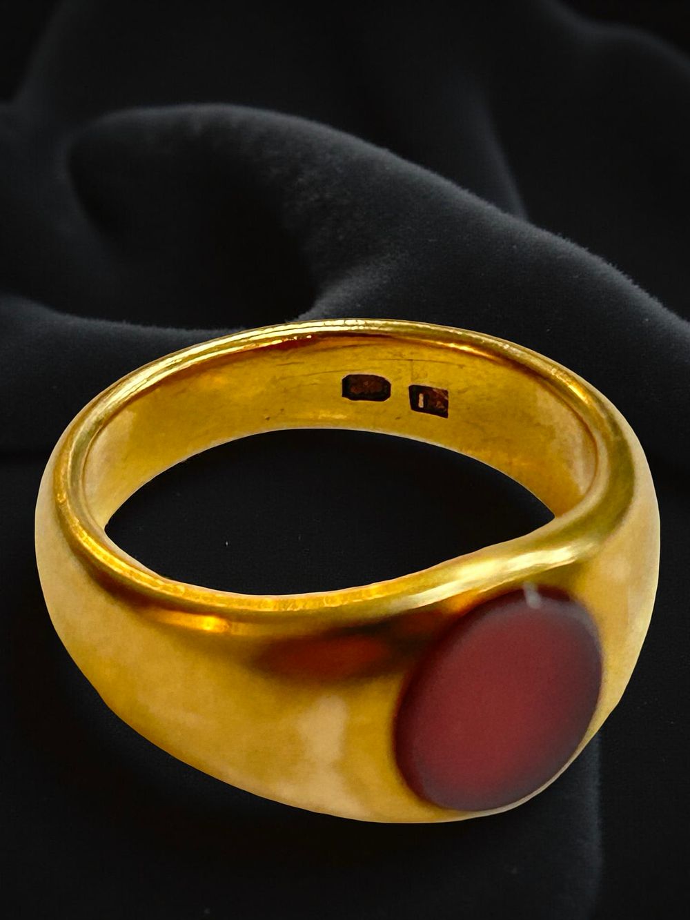 Lot 327: 18ct Gold ring with sardonyx