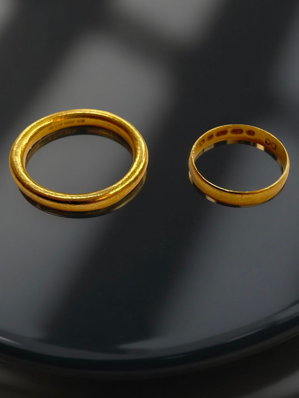 Lot 330: 2 x 22ct Gold wedding bands