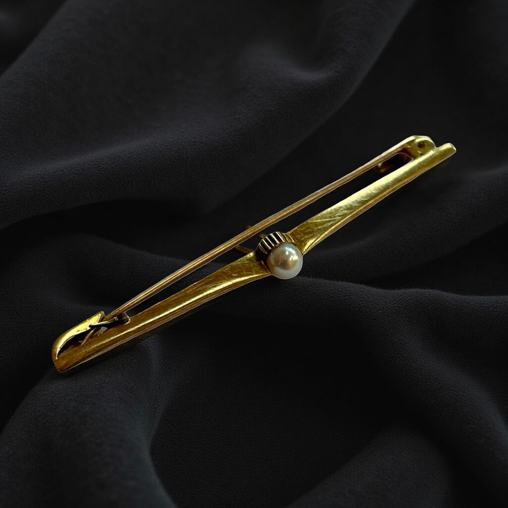 Lot 335: 15 ct Gold bar brooch with pearl.