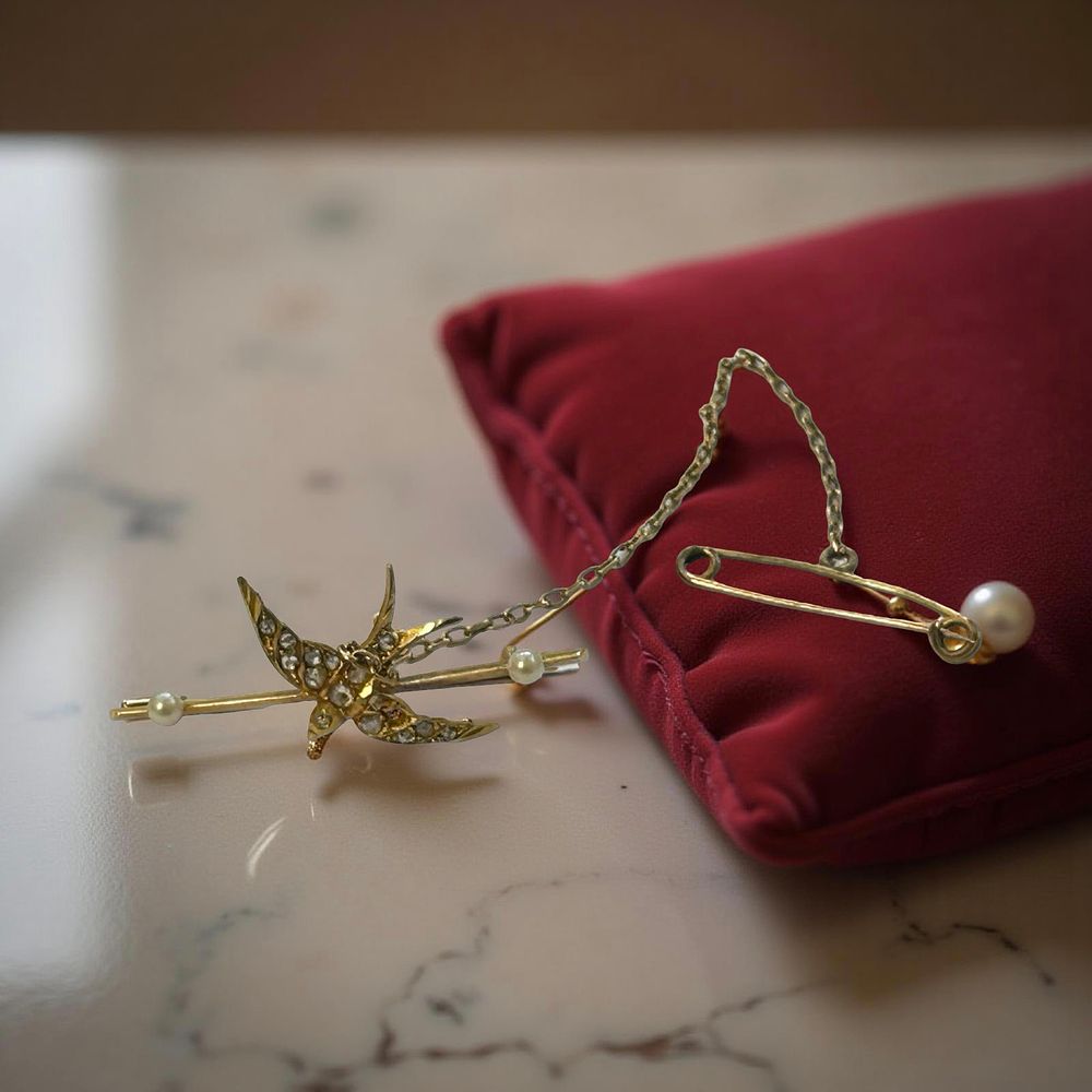 Lot 341: 15ct Diamond and rose cut swallow brooch.