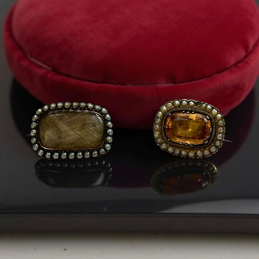 Lot 344: 2 x Late Georgian 9ct gold brooches.