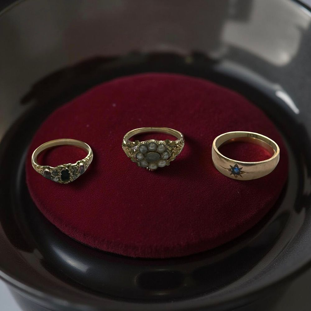 Lot 345: 3 x 15ct gold rings.