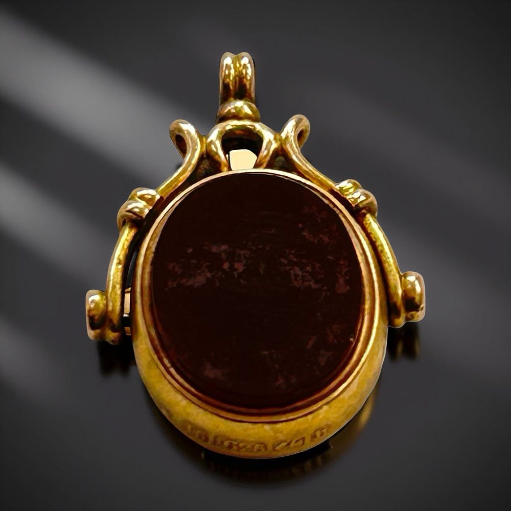 Lot 351: 15ct Gold, bloodstone and sardonyx spinning fob.