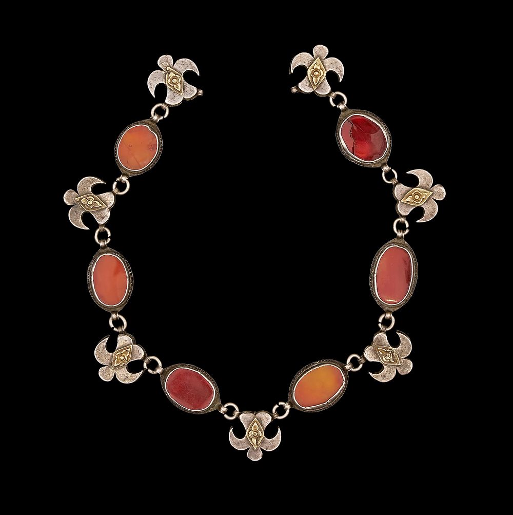 Lot 318: AN OMANI - YEMENI TRIBAL SILVER NECKLACE WITH AGATE STONE, 19TH CENTURY