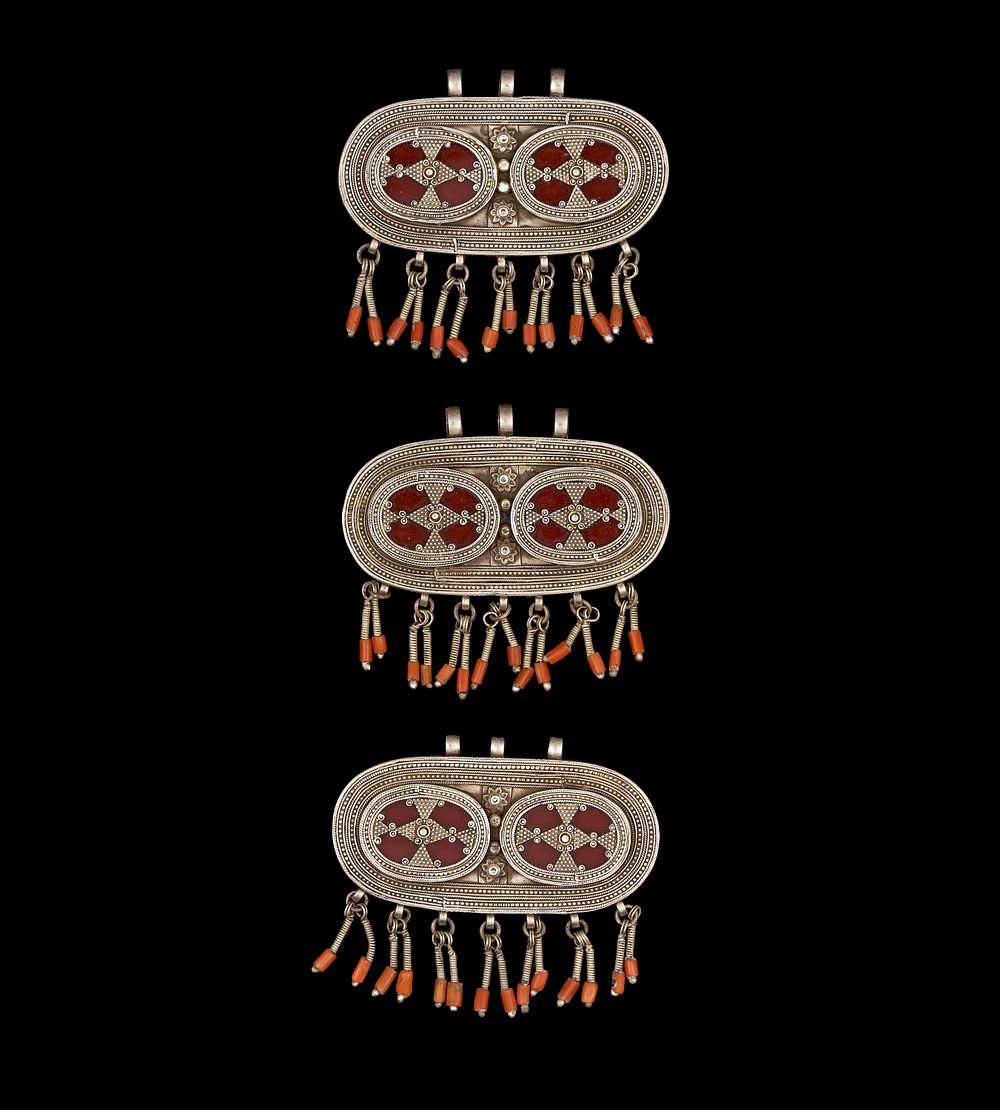 Lot 319: A SET OF THREE ISLAMIC SILVER PENDANTS SET WITH AGATE AND CORAL, TURKMEN TRIBAL, 19TH CENTURY
