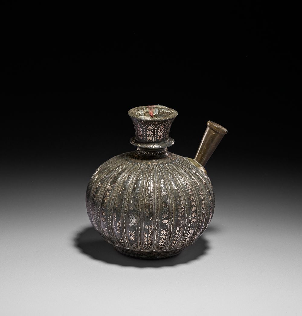 Lot 175: A RARE SILVER INLAID ALLOY BIDRI HUQQA BASE, BIDAR, DECCAN, 17TH CENTURY