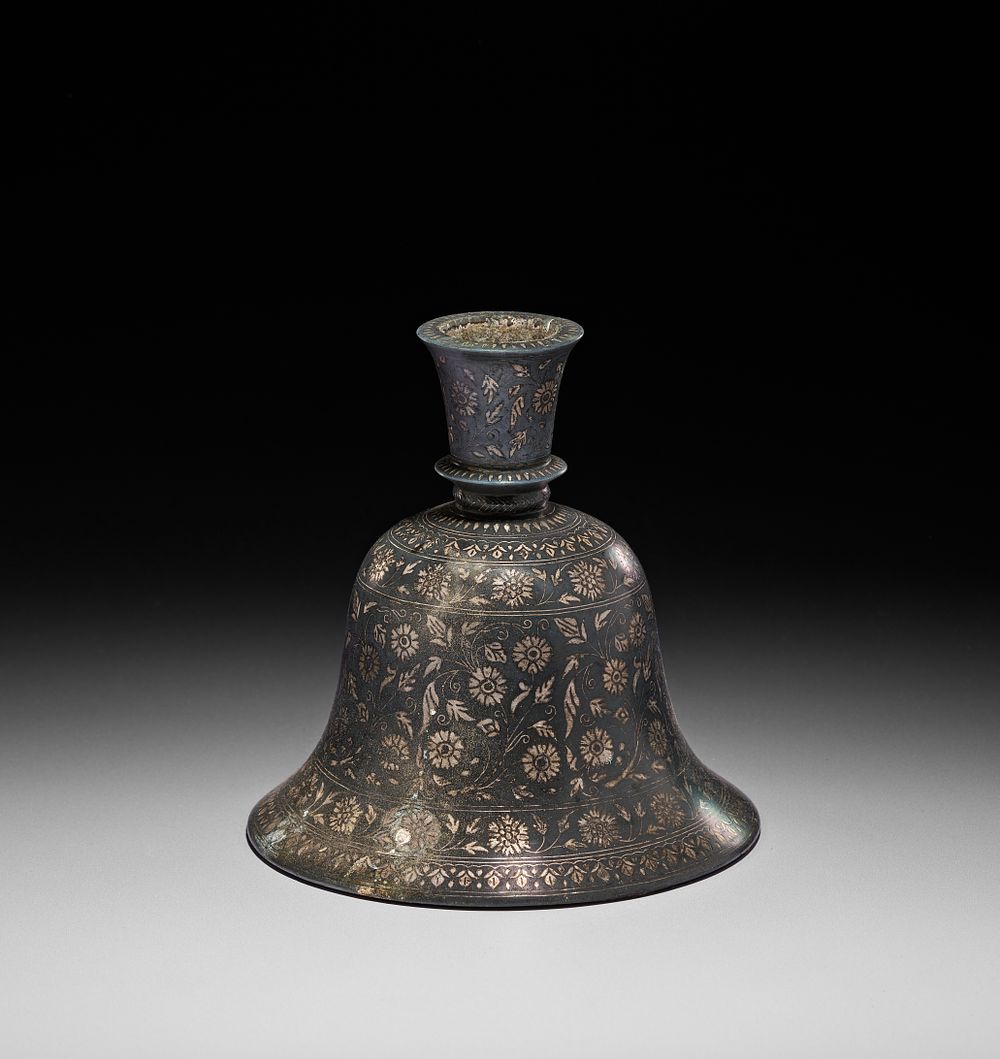 Lot 176: A SILVER INLAID ALLOY BIDRI HUQQA BASE, INDIA, 18TH CENTURY