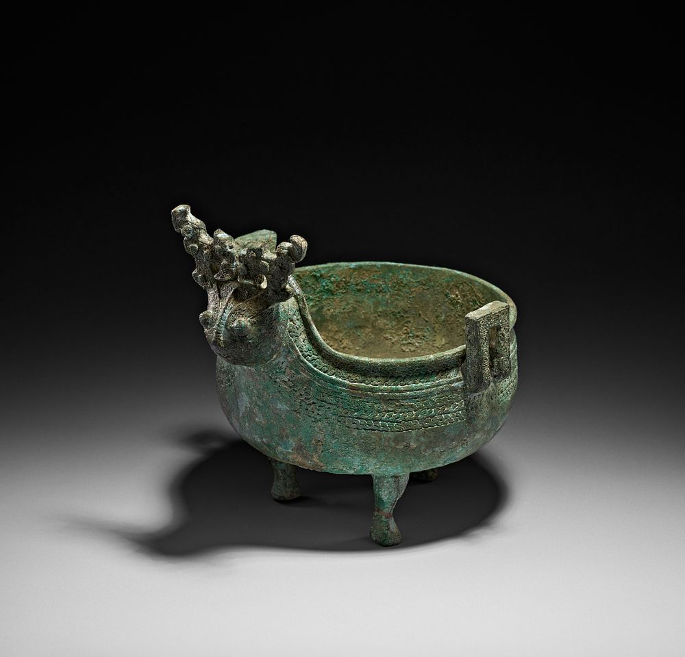 Lot 181: A FINELY CAST ARCHAIC CHINESE BRONZE GONG WITH ANIMAL HEAD, PROBABLY SHANG - ZHOU PERIOD