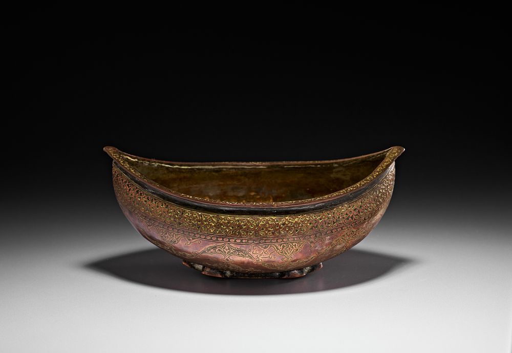 Lot 187: AN ENGRAVED COPPER KASHKUL BOWL, INDO-PERSIAN, 19TH CENTURY