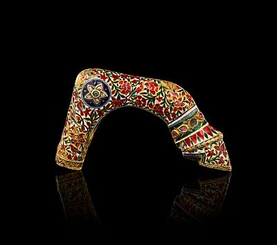 A RARE DIAMOND RUBY AND EMERALD SET ENAMELLED GOLD COLOURED CANE HANDLE, NORTH INDIA, 19TH CENTURY. 