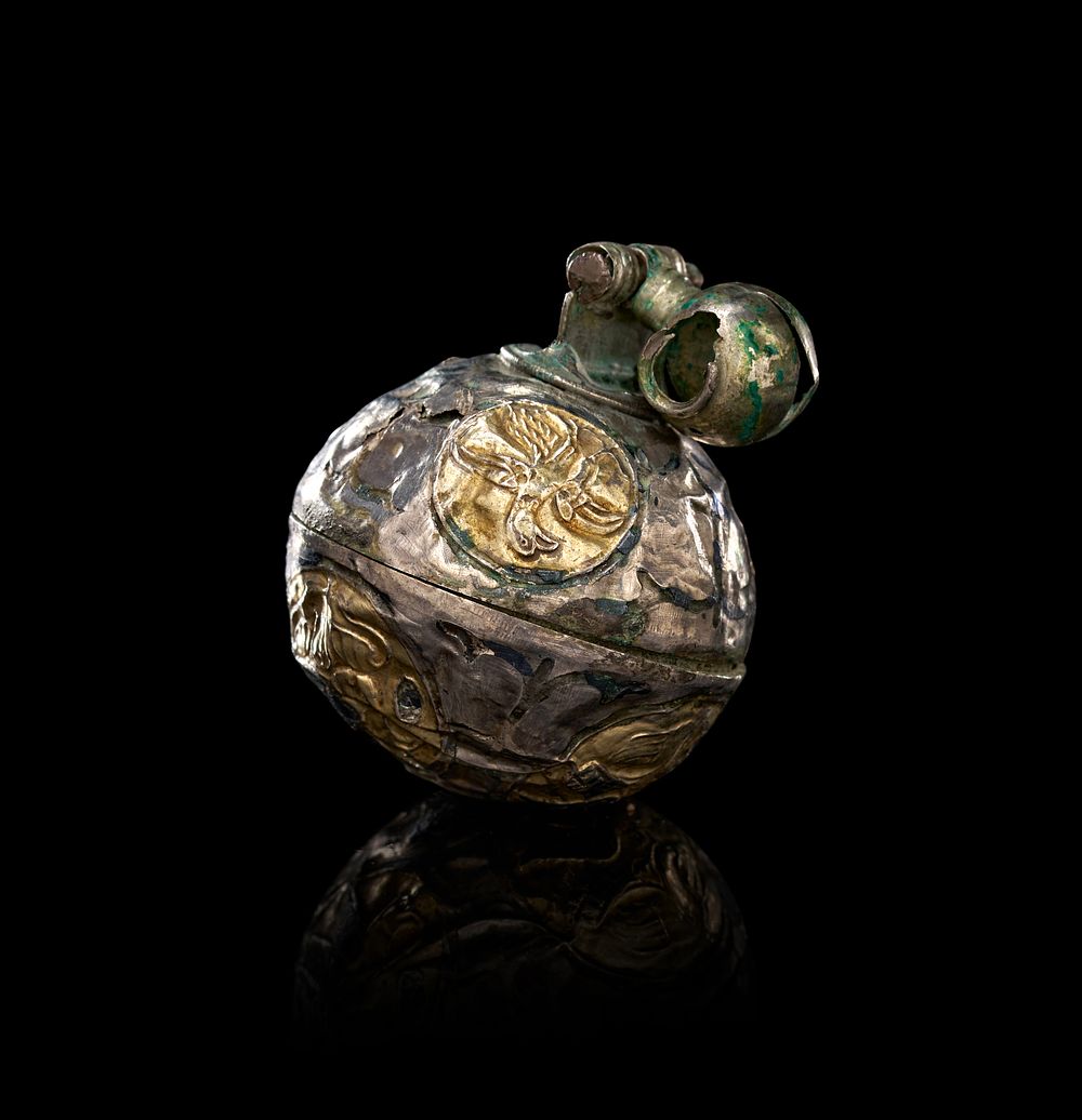 Lot 203: A RARE PERSIAN SELJUK NIELLO INLAID GOLD MOUNTED SILVER PENDANT, 12TH - 13TH CENTURY