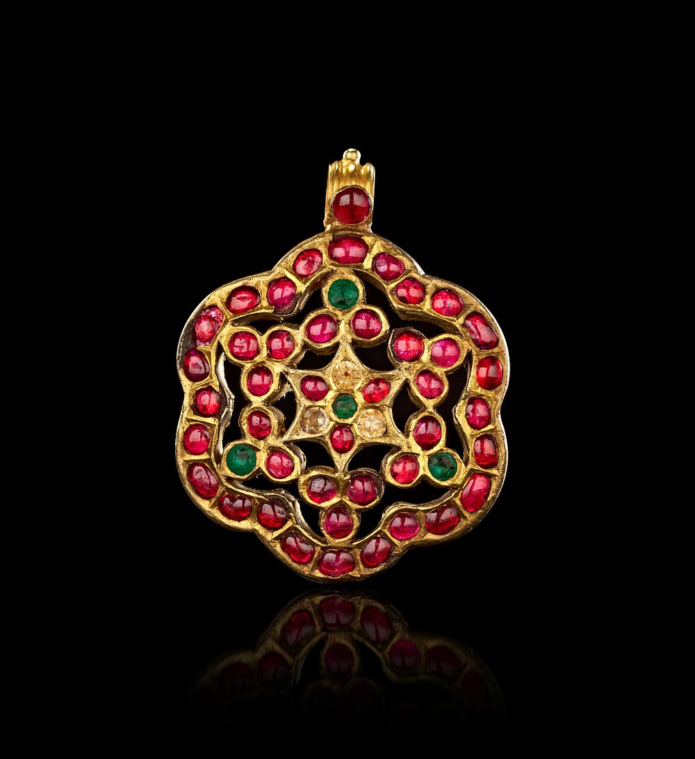Lot 321: A VARIOUS COLOURED STONES GOLD INDIAN PENDANT, 19TH - 20TH CENTURY