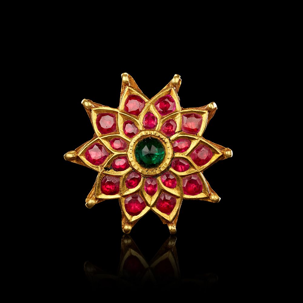 Lot 322: A RED AND GREEN COLOURED STONES GOLD INDIAN BROOCH/PENDANT, 19TH - 20TH CENTURY