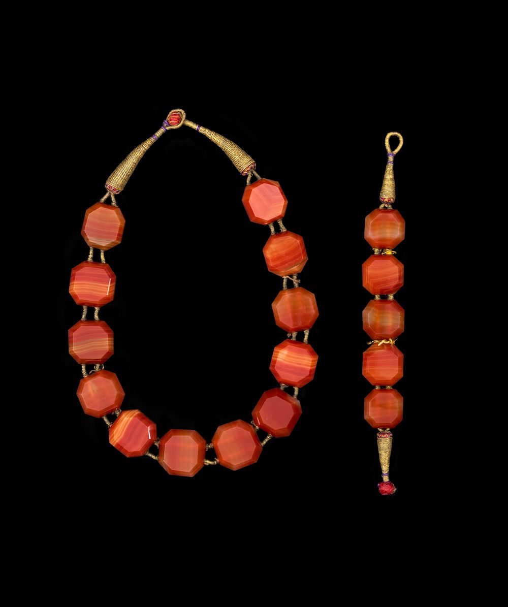 Lot 323: A SET OF INDIAN CARNELIAN NECKLACE AND BRACELET, 19TH CENTURY