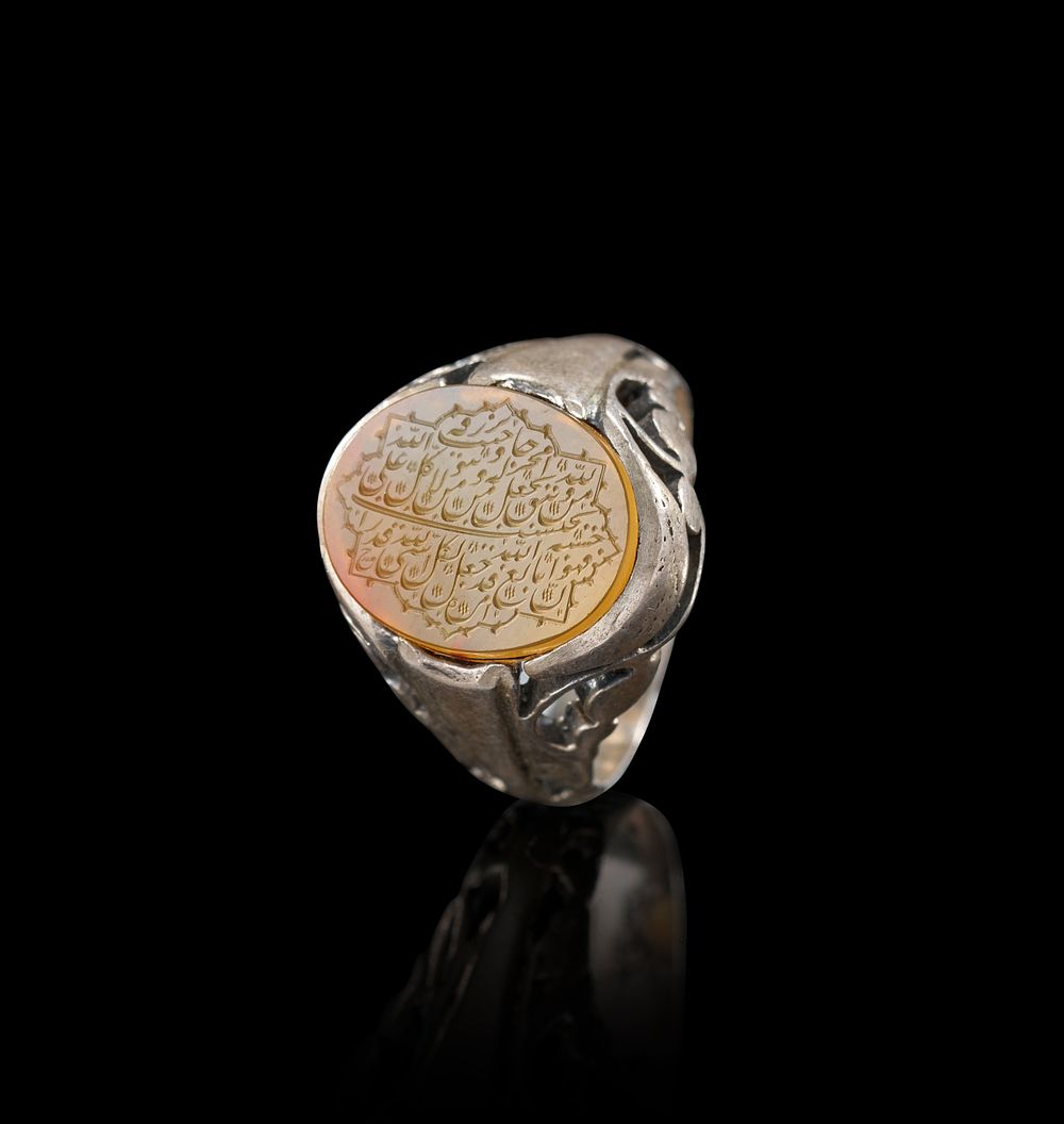Lot 242: AN INSCRIBED ISLAMIC AGATE IN A SILVER RING