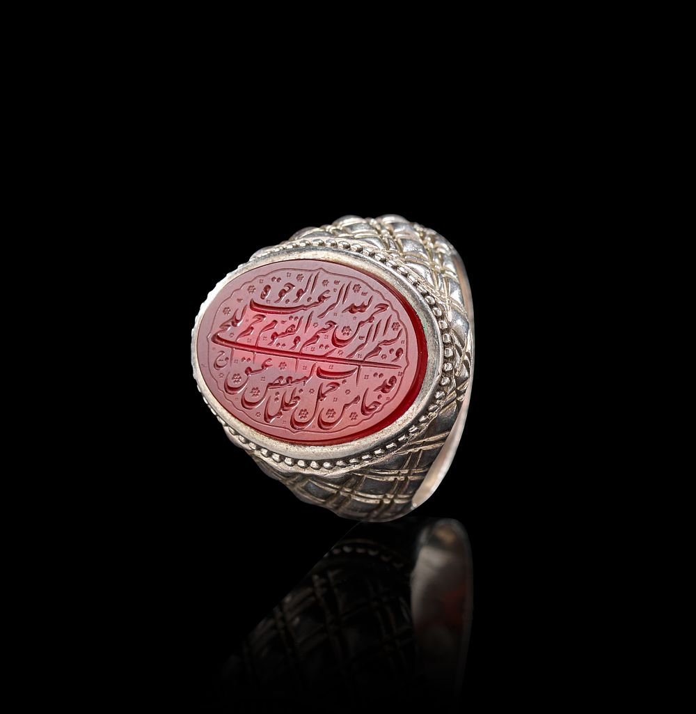Lot 243: AN INSCRIBED ISLAMIC AGATE IN A SILVER RING