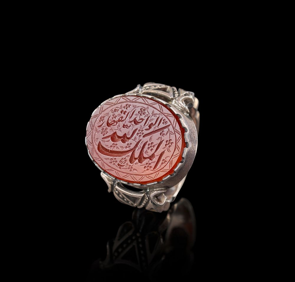 Lot 244: AN INSCRIBED ISLAMIC AGATE IN A SILVER RING