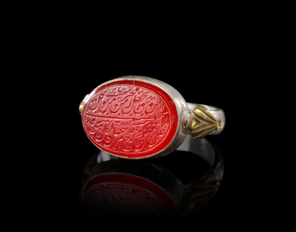 Lot 245: AN INSCRIBED ISLAMIC AGATE IN A SILVER RING