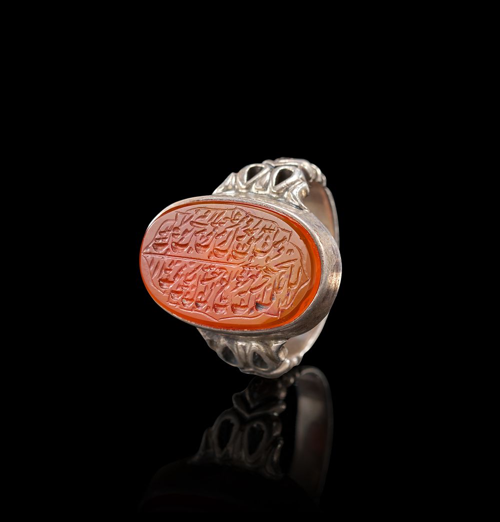 Lot 246: AN INSCRIBED ISLAMIC AGATE IN A SILVER RING