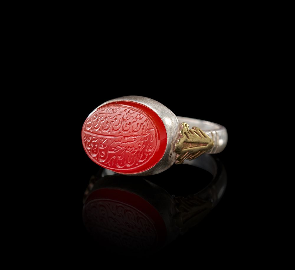 Lot 247: AN INSCRIBED ISLAMIC AGATE IN A SILVER RING