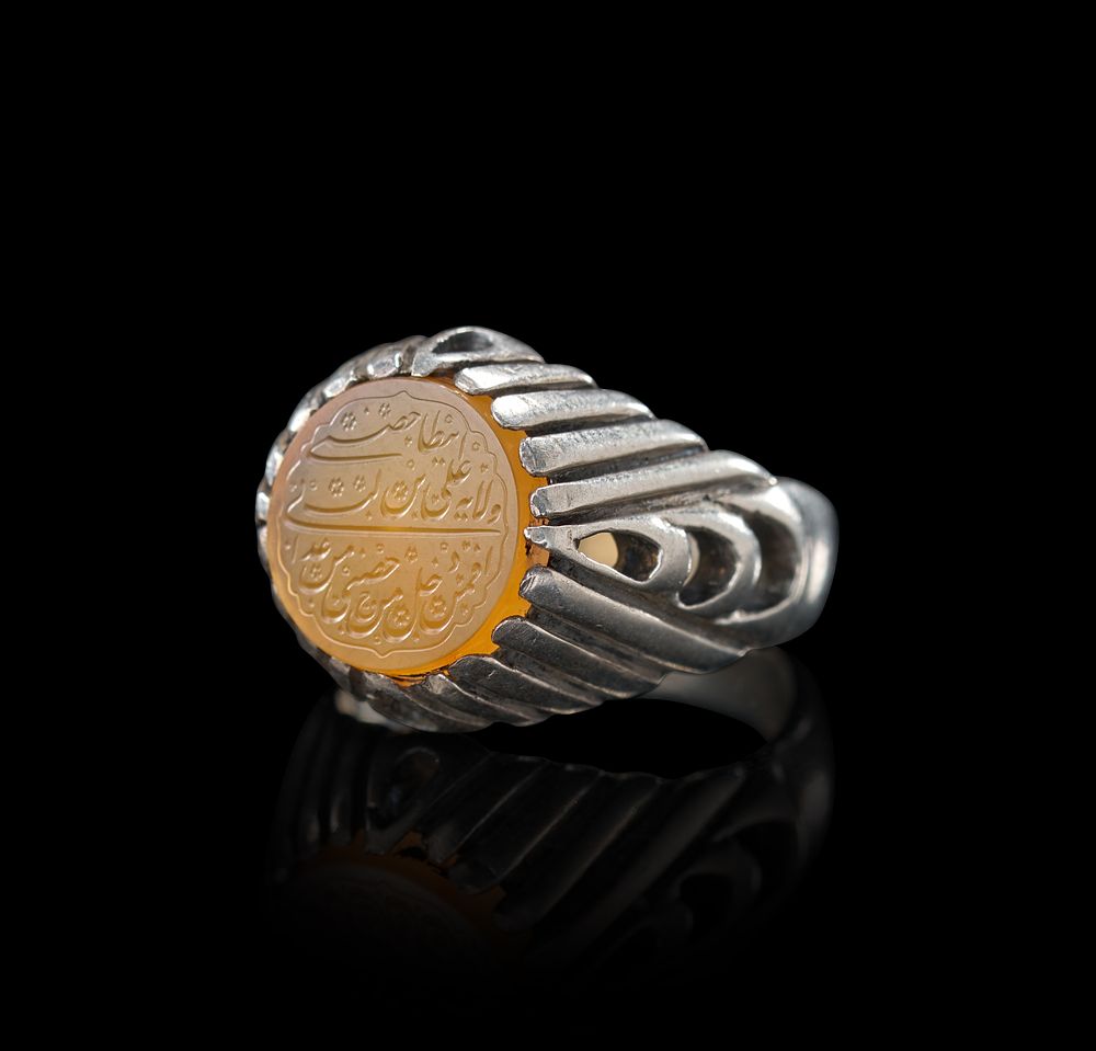 Lot 248: AN INSCRIBED ISLAMIC AGATE IN A SILVER RING