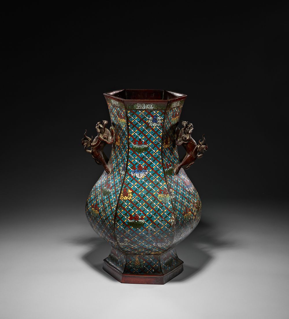 Lot 252: A CHINESE CLOISONNE ENAMEL HEXAGONAL VASE WITH MYTHICAL BEAST HANDLES, LATE QING / EARLY REPUBLIC