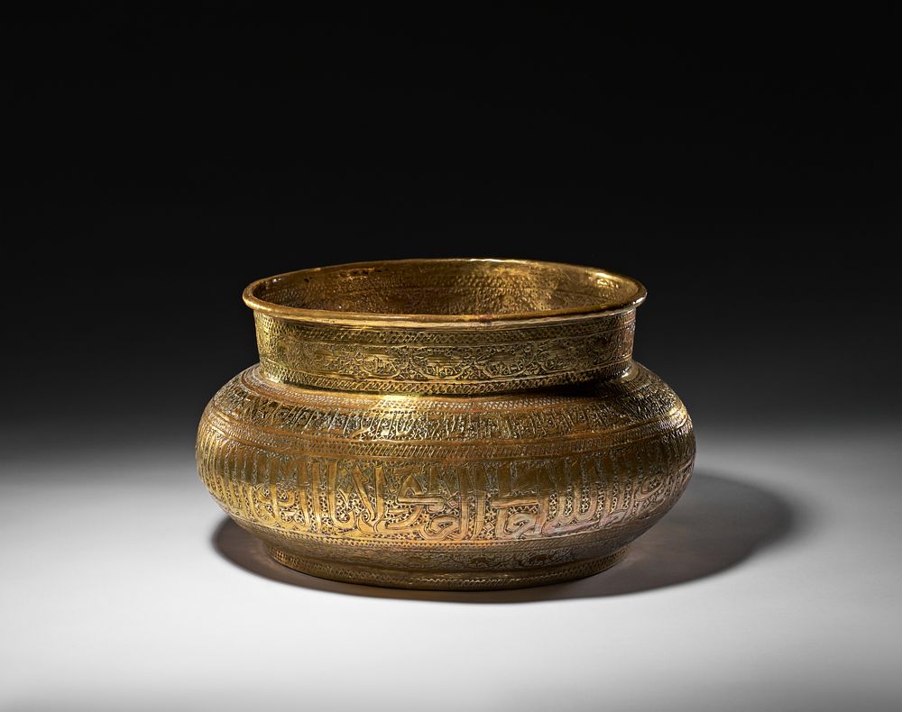Lot 254: A LARGE ENGRAVED QAJAR BRASS BOWL WITH HEBREW INSCRIPTIONS, PERSIA, 19TH CENTURY - 20TH CENTURY