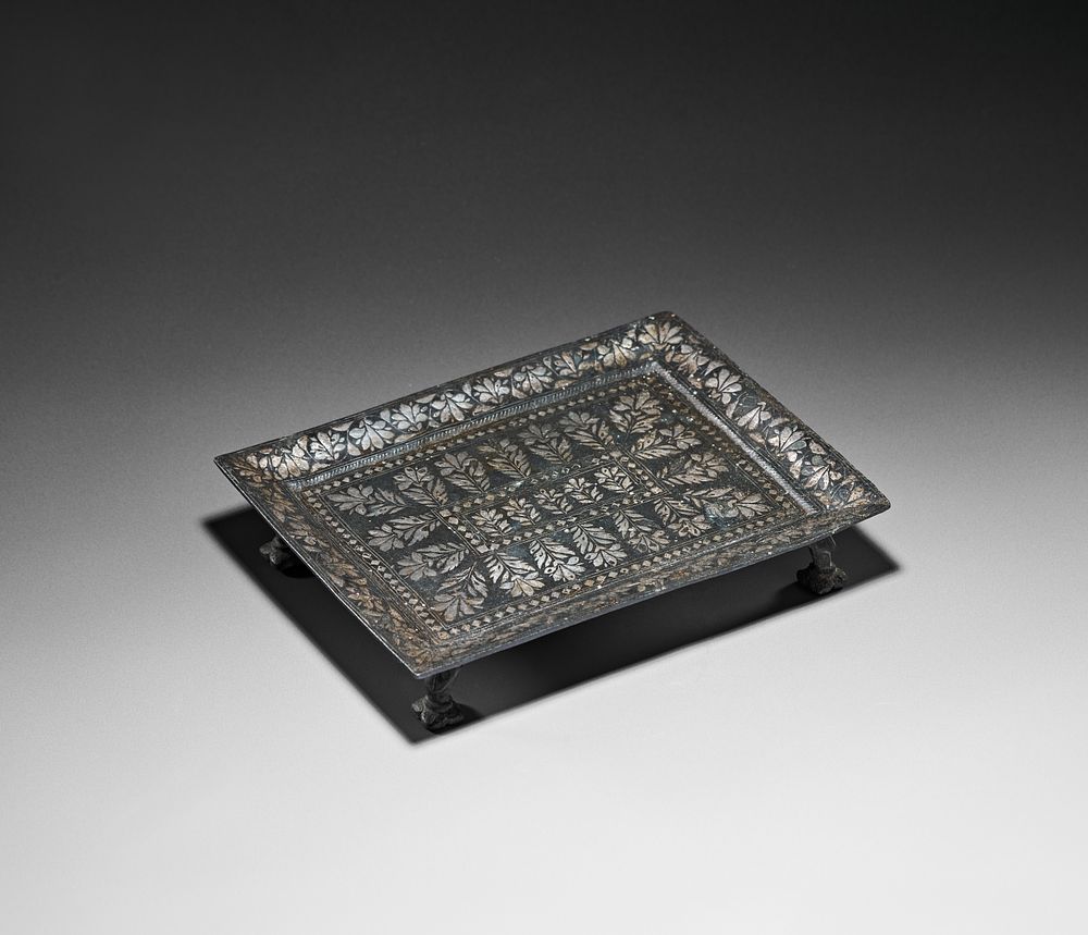 Lot 262: A SILVER-INLAID BIDRI FOOTED TRAY, SOUTH INDIA, LATE 18TH CENTURY