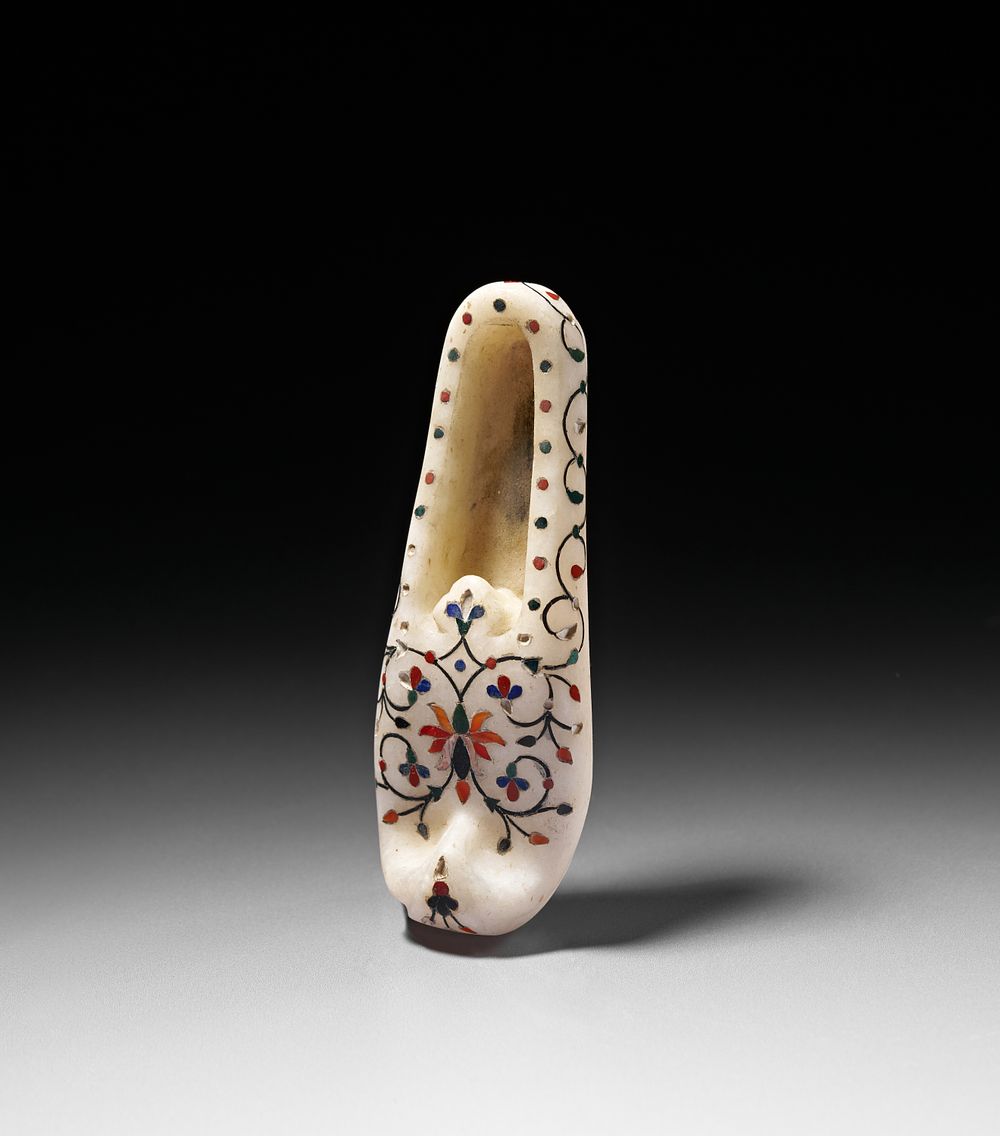 Lot 266: A PIETRA DURA INLAID MARBLE MINIATURE SHOE, AGRA, INDIA, 20TH CENTURY