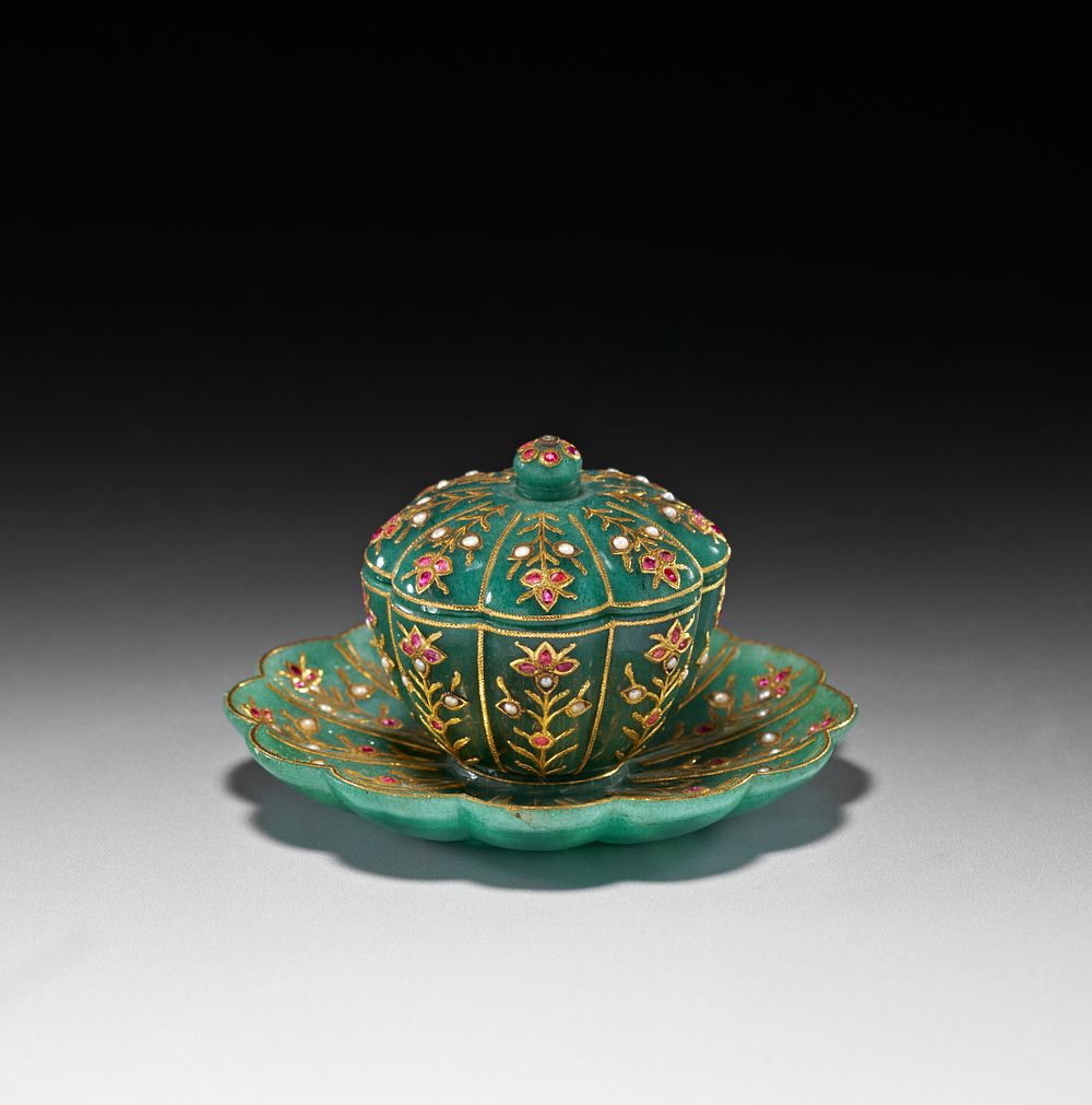 Lot 267: A MUGHAL-STYLE GREEN STONE GOLD INLAID LIDDED BOWL AND SAUCER, INDIA, 20TH CENTURY