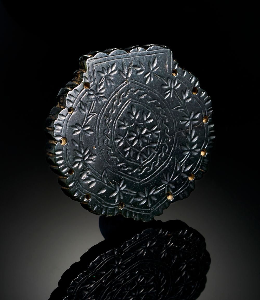 Lot 287: A RARE TIMURID ENGRAVED JADE PENDANT, 14TH - 15TH CENTURY