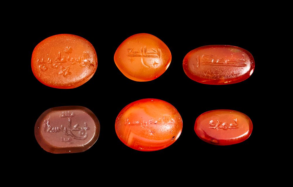 Lot 289: A COLLECTION OF SIX AGATE KUFIC ENGRAVED EARLY ISLAMIC SEALS, 10TH - 14TH CENTURY